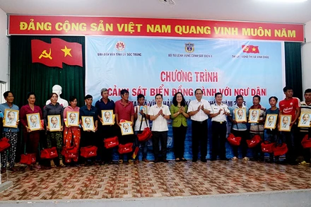 Tặng túi thuốc cứu thương, cờ Tổ quốc, ảnh Bác Hồ cho ngư dân Vĩnh Châu (Sóc Trăng). 
