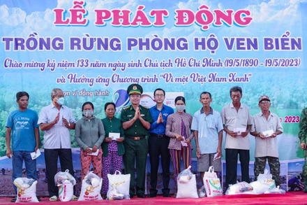 Tặng quà cho các hộ gia đình khu vực biên giới biển có hoàn cảnh khó khăn