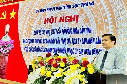Chủ tịch Ủy ban nhân dân tỉnh Sóc Trăng Trần Văn Lâu phát biểu tại hội nghị.