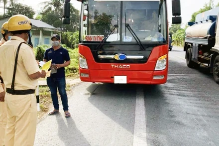 Lực lượng Cảnh sát giao thông, Công an tỉnh Sóc Trăng tuần tra, kiểm soát trên tuyến quốc lộ 1.