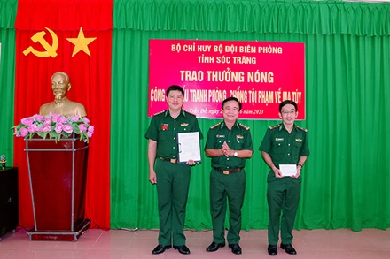 Thưởng nóng cho Đồn Biên phòng Trung Bình và Đội Đặc nhiệm phòng, chống ma túy và tội phạm, Bộ đội Biên phòng tỉnh Sóc Trăng.