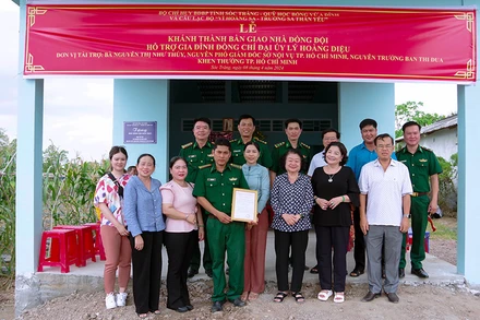 Lễ trao "Nhà đồng đội" tặng Đại úy Lý Hoàng Diệu tại Sóc Trăng.