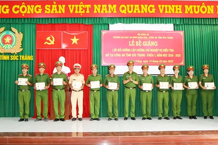 Đại tá Bùi Đức An - Phó Giám đốc Công an tỉnh Sóc Trăng trao chứng chỉ cho các học viên.