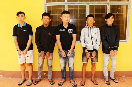 Các đối tượng Sang, Giàu, Kiệt, Hoài và Công (từ trái sang) đã bị bắt giữ.