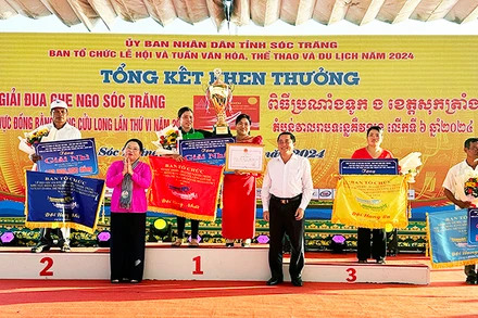 Lãnh đạo tỉnh Sóc Trăng trao giải cho các đội ghe Ngo nữ.