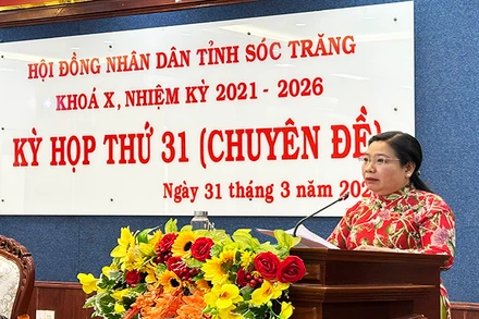 Chủ tịch Hội đồng nhân dân tỉnh Sóc Trăng Hồ Thị Cẩm Đào phát biểu tại kỳ họp.