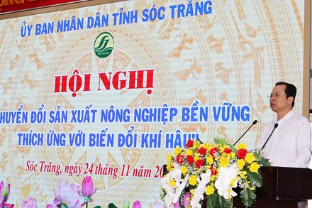 Phó Chủ tịch Ủy ban nhân dân tỉnh Sóc Trăng Vương Quốc Nam phát biểu tại hội nghị