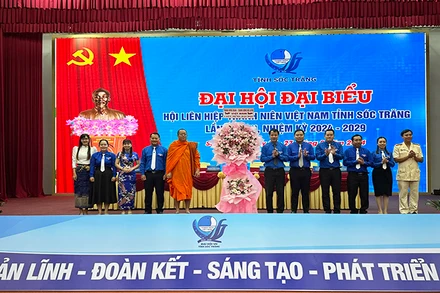 Đại diện Trung ương Hội Liên hiệp Thanh niên Việt Nam tặng hoa cho Đại hội.