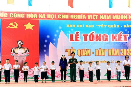 Trao học bổng cho các học sinh nông thôn vượt khó học tốt.