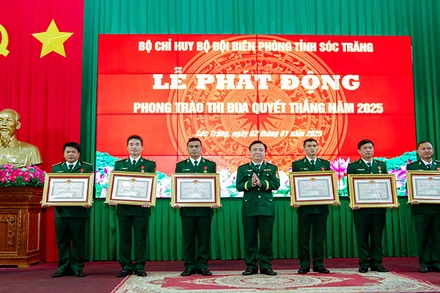 Trao huy chương chiến sĩ vẻ vang hạng Nhất, hạng Nhì cho các cá nhân.