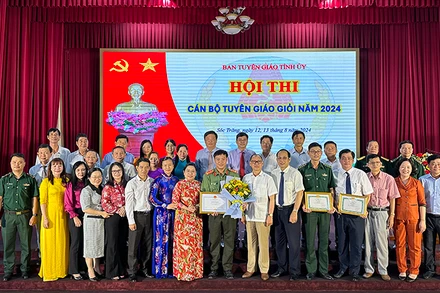 Lãnh đạo Tỉnh ủy, Ban Tuyên giáo Tỉnh ủy Sóc Trăng chụp ảnh cùng các thí sinh đoạt giải hội thi.