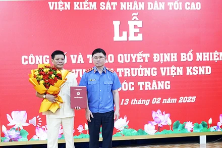 Trao Quyết định điều động, bổ nhiệm đồng chí Kiều Hoài Phong giữ chức Viện trưởng Viện Kiểm sát nhân dân tỉnh Sóc Trăng.