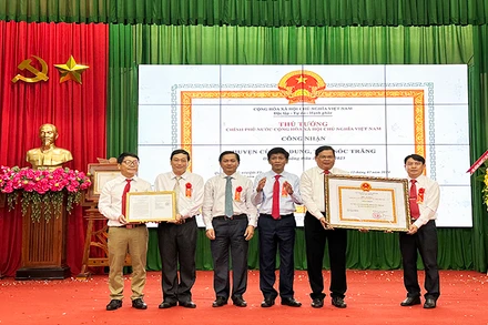 Thừa ủy nhiệm của Thủ tướng Chính phủ, Bí thư Tỉnh ủy Sóc Trăng Lâm Văn Mẫn và Chủ tịch Ủy ban nhân dân tỉnh Sóc Trăng Trần Văn Lâu trao Quyết định công nhận Cù Lao Dung là huyện nông thôn mới.