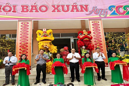 Lãnh đạo tỉnh Sóc Trăng thực hiện nghi thức khai trương Hội báo Xuân Ất Tỵ 2025.