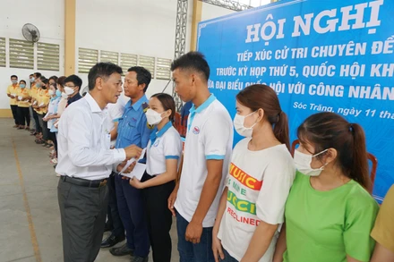 Đồng chí Lâm Văn Mẫn tặng quà cho công nhân, người lao động tại KCN An nghiệp, tỉnh Sóc Trăng.