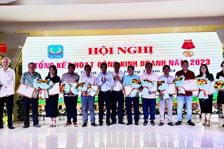 Khen thưởng cho các đại lý và cá nhân tiêu biểu.