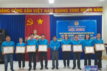 Chủ tịch Liên đoàn Lao động tỉnh Long An Nguyễn Văn Quí tặng bằng khen cho tập thể đã có thành tích tiêu biểu trong thực hiện Chương trình "Đẩy mạnh công tác chăm lo đời sống vật chất, tinh thần cho đoàn viên và người lao động” giai đoạn 2018-2023.