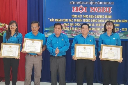  Chủ tịch Liên đoàn Lao động tỉnh Long An Nguyễn Văn Quí tặng Bằng khen cho 4 tập thể, đã có thành tích tiêu biểu trong thực hiện chương trình “Đẩy mạnh công tác truyền thông Công đoàn Việt Nam đến năm 2023”.