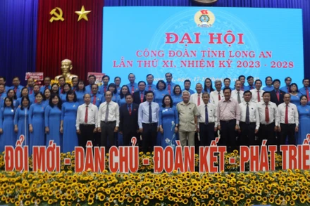 Ban Chấp hành Liên đoàn Lao động tỉnh Long An khóa XI, nhiệm kỳ 2023-2028 chụp hình lưu niệm với lãnh đạo Tổng Liên đoàn Lao động Việt Nam cùng lãnh đạo tỉnh qua các thời kỳ.