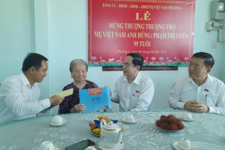 Phó Chủ tịch Thường trực Quốc hội Trần Thanh Mẫn đến thăm Mẹ Việt Nam Anh hùng Phạm Thị Uyển.
