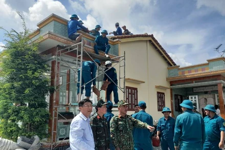 Ban Chỉ huy Phòng, chống lụt bão và Tiềm kiếm cứu nạn tỉnh Long An đi kiểm tra công tác khắc phục. 