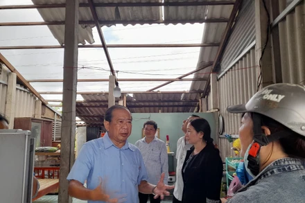 Lãnh đạo Sở Nông nghiệp và Phát triển nông thôn Long An thăm hỏi, động viên người dân xã Hòa Phú (Châu Thành, Long An) có nhà bị lốc xoáy làm tốc mái hoàn toàn xảy ra vào chiều tối ngày 8/9/2023. 
