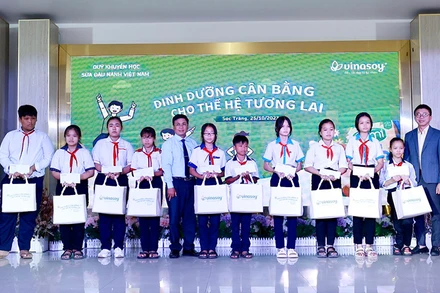 Trao học bổng và quà cho các em học sinh vượt khó, học giỏi của tỉnh Sóc Trăng.