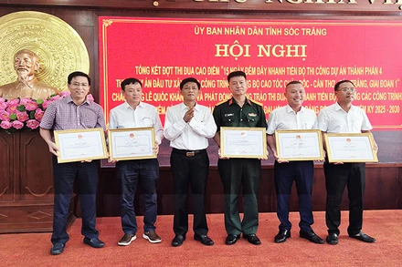 Bí thư Tỉnh ủy Sóc Trăng Lâm Văn Mẫn trao bằng khen cho các tập thể đạt thành tích tiêu biểu, xuất sắc trong đợt thi đua. 