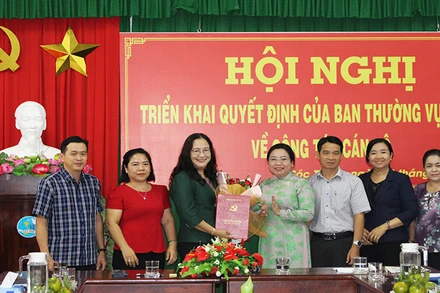 Phó Bí thư Thường trực Tỉnh ủy Sóc Trăng Hồ Thị Cẩm Đào (áo dài) trao quyết định cho đồng chí Phan Thị Xinh Hưởng