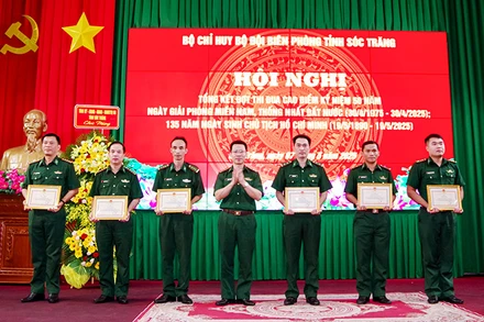 Đại tá Phạm Lê Xuân Bình trao giấy khen cho các tập thể.