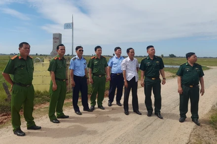 Đoàn công tác 389 Long An kiểm tra tại cột mốc biên giới 183, huyện Đức Huệ, Long An.