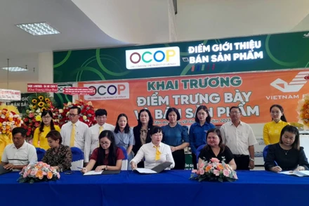 Các doanh nghiệp ký kết với Bưu điện tỉnh Long An việc đưa hàng giới thiệu, bán sản phẩm OCOP tại điểm bán hàng của Bưu điện. 