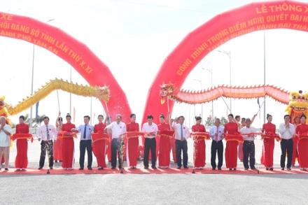 Lãnh đạo tỉnh Long An, nguyên Lãnh đạo Trung ương và tỉnh qua các thời kỳ cắt băng thông xe toàn tuyến Vành đai thành phố Tân An.