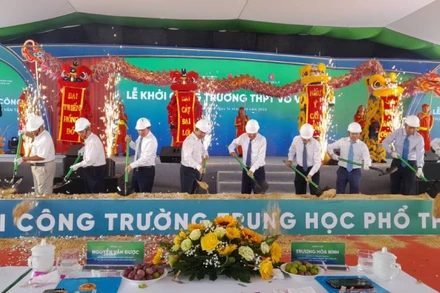 Nguyên lãnh đạo Trung ương, lãnh đạo tỉnh Long An và nhà tài trợ động thổ khởi công trường Võ Văn Tần. 