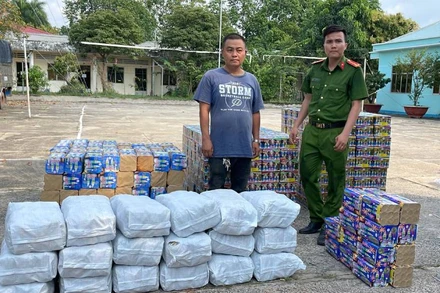 Tài xế Võ Hồng Dân điều khiển xe tải vận chuyển pháo bị lực lượng chức năng bắt giữ. 