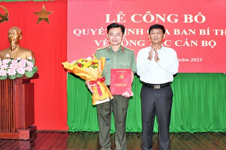 Bí thư Tỉnh ủy Sóc Trăng Lâm Văn Mẫn trao quyết định của Ban Bí thư cho Đại tá Trần Văn Dương. 