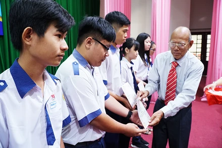 Thầy Lâm Es trao học bổng cho học sinh vượt khó học giỏi.