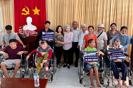 Tặng vốn hỗ trợ sinh kế cho nạn nhân bị nhiễm chất độc hóa học da cam tại huyện Mỹ Tú.