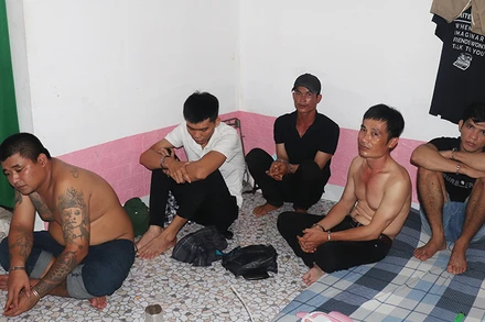 Các đối tượng bị bắt quả tang tàng trữ trái phép chất ma túy tại phòng trọ số 13.