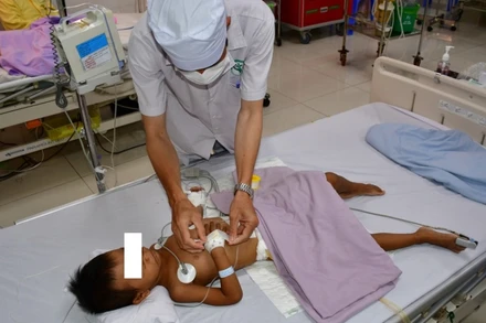 Bác sĩ kiểm tra sức khỏe bé T.C.N sau khi phẩu thuật thành công.