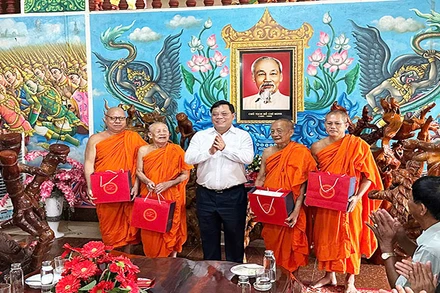 Tặng quà cho Hội Đoàn kết sư sãi yêu nước tỉnh Sóc Trăng.