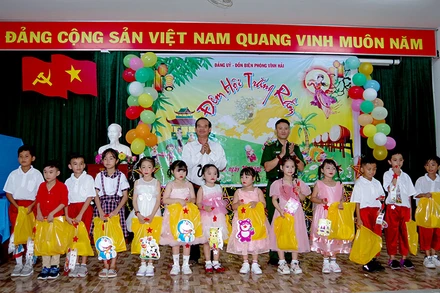 Các cháu thiếu nhi có hoàn cảnh khó khăn được nhận quà và vui Tết Trung thu.