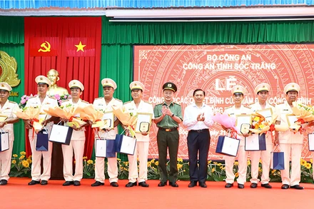 Chủ tịch Ủy ban nhân dân tỉnh Sóc Trăng Trần Văn Lâu và Giám đốc Công an tỉnh Sóc Trăng Đại tá Trần Văn Dương, trao quyết định cho các cán bộ