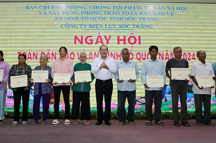 Tặng quà của Ban Chỉ đạo Trung ương cho các gia đình khó khăn tích cực tham gia phong trào bảo vệ an ninh Tổ quốc.