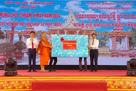 Lãnh đạo tỉnh Sóc Trăng tặng quà cho các sư sãi và đồng bào Khmer tại thị xã Vĩnh Châu.