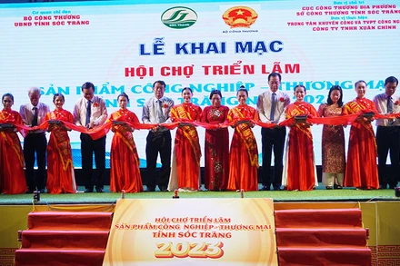 Nghi thức cắt băng khai mạc hội chợ triển lãm.