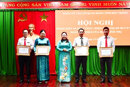 Khen thưởng các tập thể tiêu biểu trong học và làm theo lời Bác