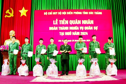 Đại tá Lê Hồng Hà trao quyết định xuất ngũ và tặng quà cho các quân nhân.