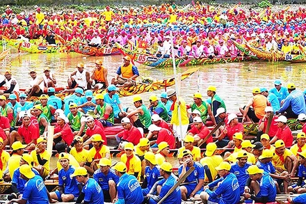 Đua ghe Ngo là phần hào hứng hấp dẫn nhất của lễ hội