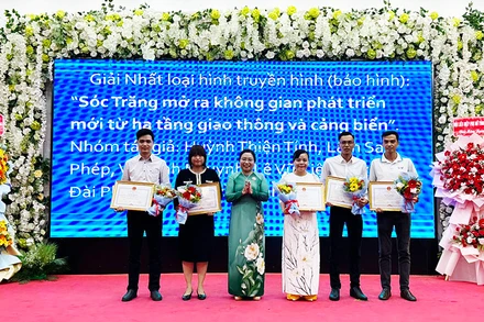 Trao giải nhất báo chí tỉnh Sóc Trăng năm 2024.